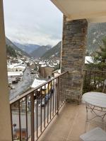 Barthe Holidays I Apartamento Moderno en Arinsal 4PAX a pie de pistas I Balcón con vistas impresionantes al valle y parking I Guineu - B&B Arinsal