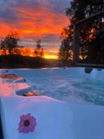 Charmig liten stuga i Södertälje/ Kungsdalen - B&B