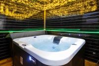 Luxury Cozy 2 bed house hot tub family friendly business traveler family of 4 - 6 with parking close to Birmingham city centre , M6 , Aston univerity , Great Barr Birmingham - Bed and Breakfast
