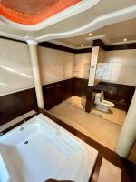 Zimmer mit Kingsize-Bett und Balkon