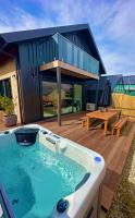 Remarkable View with Outdoor Hot Tub - B&B Frankton