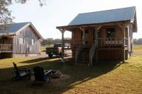 Peaceful Creekside Tiny Cabin, Family Adventure Near Waterfalls - B&B Smithville