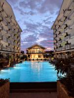 Near Airport Luxury on a Budget Gym, Pool, 55 Smart TV, Balcony facing amenities - Chambres d’hôtes Pusok