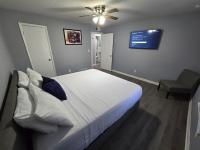 2 King Beds Near Airport - The Silver Hideaway - Chambres d’hôtes Forest Park