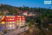 StayVista at Pine at Elysium Estate Valley 2BR, Bonfire & Meals - B&B Shimla