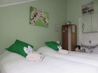 Tweepersoonskamer met 2 Aparte Bedden en Gedeelde Badkamer