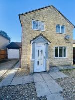The Conifers large detached home with off street parking - B&B