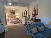 Zimmer mit Kingsize-Bett