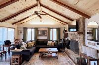 Treetop Hideaway - Summer Escape with HOT TUB - B&B Gatlinburg