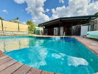 Comfy Logan - Shared bathrooms - Individual Room with a Queenbed - B&B Tanah Merah