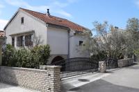 Cozy Apartment Iva with Private Garden - B&B Krk