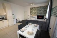 Ideal for groups - 2 Bedroom Apartment - Free Parking, Transit links, Close to Stadiums - B&B Manchester