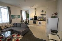 Ideal for groups - 2 Bedroom Apartment - Free Parking, Transit links, Close to Stadiums - B&B Manchester