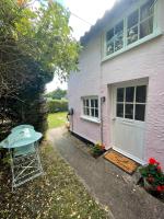 White Rose Getaway in Historical Cottage - Bed and Breakfast Horseheath