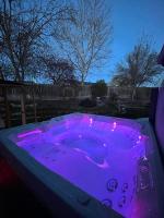 King Bed, Hot Tub, Near Downtown And Micron - B&B