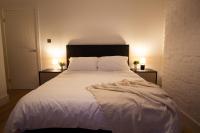 Stylish Cosy 4-Bed Home, Sleeps Up To 10 With Large Sofa Bed, Near Manchester Royal Infirmary & Universities, Free Parking & Ultra-Fast WiFi - Chambres d'hôtes Manchester