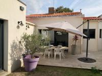 Maison rénovée avec jardin et terrasse au cœur de La Chaume, proche plage, WiFi - Chambres d'hôtes Les Sables d'Olonne