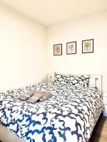 Cozy Room with Private Balcony in Prime location - Chambres d’hôtes
