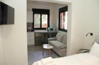 Pirgos Warm Studio for 3 by MPS - Chambres d’hôtes Pýrgos