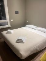 Habitación con cama extragrande y bañera de hidromasaje