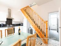 Spacious 2BR Contractor House Farnworth, Bolton - Ferienwohnung