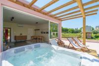 Bacelos pink house - riverfront with jacuzzi - B&B