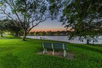 Designer Sun Filled Condo - Walk to Town - B&B St. Petersburg