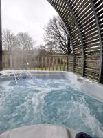 The Ness, Lodge with Hot Tub - B&B Crieff