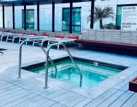 Hollywood Retreat One Bedroom - Walk to Walk of Fame Free Parking Pool & Gym - Bed and Breakfast Los Angeles