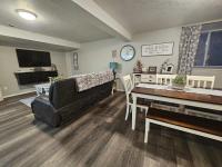 Centrally Located 1500 SqFt Private Guest Suite with Hot Tub - B&B
