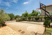 Cozy Apartment with Outdoor BBQ and Yard - Bed and Breakfast Šišan