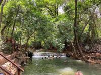 Completo, rio natural de água quente e piscinas - B&B