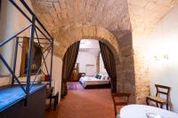 Zimmer mit Kingsize-Bett und Gartenblick.