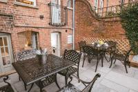 St Michaels Town House - Elegant and Large Holiday Home in the Heart of Gloucester - Bed and Breakfast