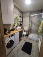 Yellow Corner Lux apartment, Lukavica, Istocno Sarajevo near Airport - free parking - Chambres d'hôtes Donje Mladice