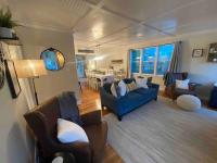 Cozy Savannah Cottage-Modern Comforts, Warm Charm - Bed and Breakfast