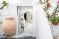 Family Cave Suite with Caldera View