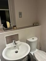 Cozy 2-Bed Home near Barnwell Country Park - Free Parking - Chambres d'hôtes Oundle