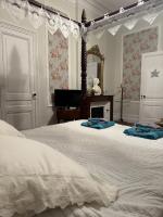Zimmer mit Kingsize-Bett und Gartenblick.