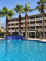 Ocean Front Condo - 3 Bdrms - Hot Tubs - 2 Pools - Gym - Tennis - Cruise Parking included Shoreline Stays 2203 - Chambres d'hôtes Galveston