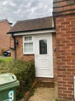 Cosy Apartment with Private Access and Kitchenette in Guildford - B&B