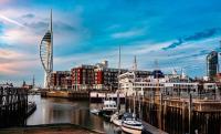 The Snug King Bed - B&B Portsmouth
