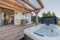 Hamptons Retreat - 1BR with Hot Tub and Fireplace - Chambres d’hôtes