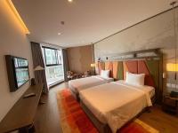Zweibettzimmer mit Poolblick