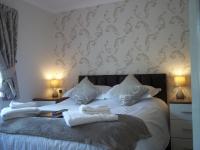 Zimmer mit Kingsize-Bett