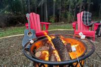 Luxury Log Chalet with Hot Tub, Games Room & Hill Views! - Bed and Breakfast Ellicottville
