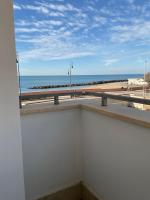 House on the Beach near seafood and wine restaurant - B&B