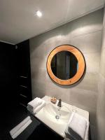 Suite mit Kingsize-Bett und Poolblick