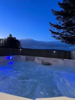 Rowan Tree Lodge - Luxurious Lodge with Hot Tub on NC500 - Thrumster Lodges - B&B Wick