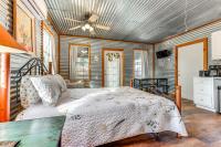 Cozy Couple's Cottage w/ View Near Canyon Lake! - B&B Canyon Lake